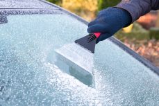 What is the right way to quickly de-ice your windscreen?